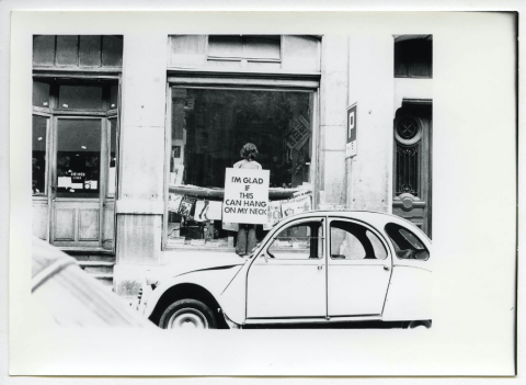Performance Endre Tót, 11 juin 1976, devant la Galerie Ecart, 6 Rue Plantamour