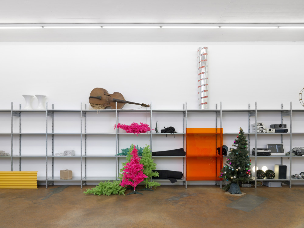 Vue de l’exposition Quicksand 2, MAMCO, Genève, 2019 Installation, matériaux divers Dimensions variables Courtesy de l’artiste © Annik Wetter