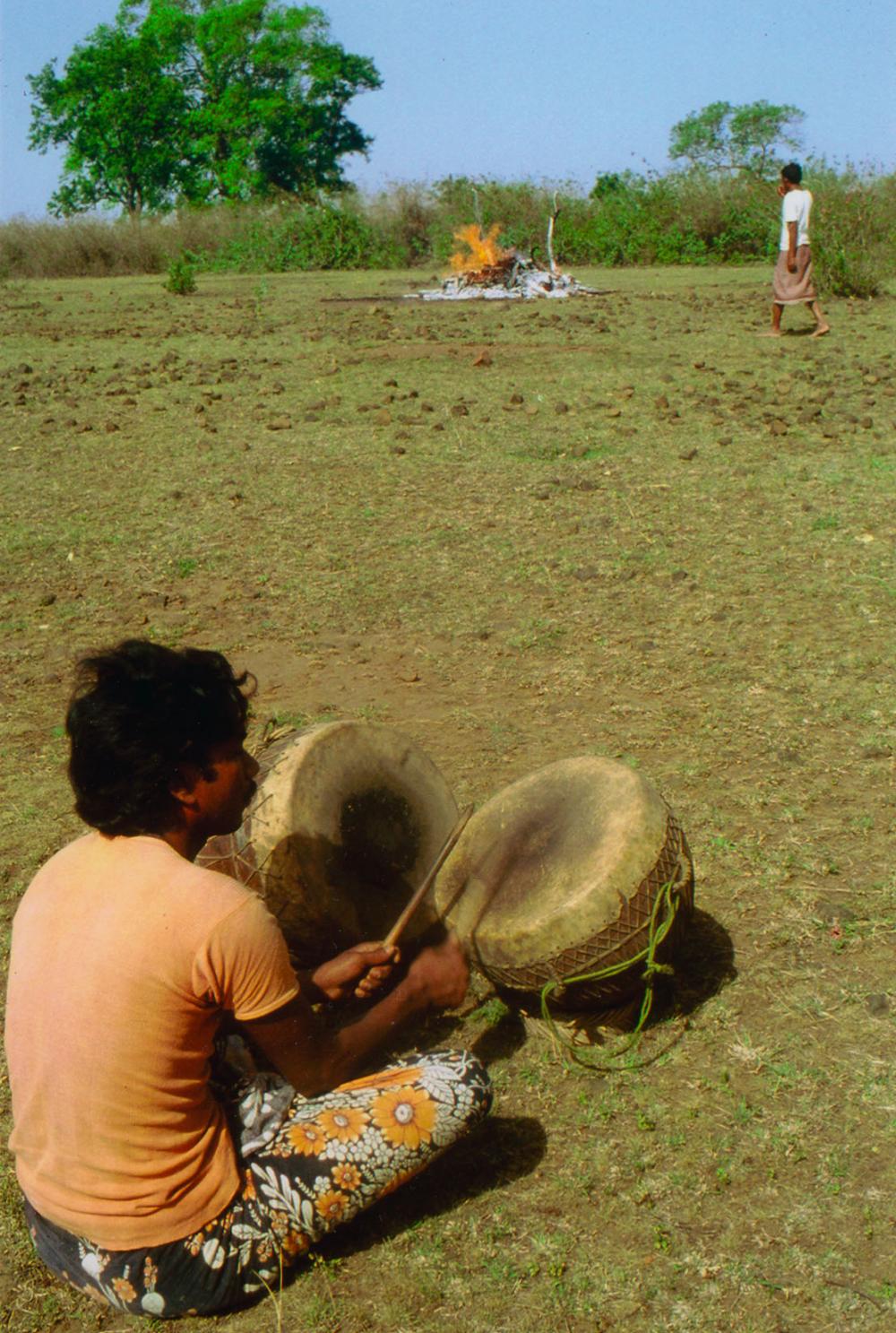 Feu/Agni , 1988, Film 16 mm couleur, sonore, 2 h 21 min 39 sec © Viswanadhan© Adagp, Paris© Centre Pompidou, MNAM-CCI/Service de la documentation photographique du MNAM/Dist. RMN-GP 