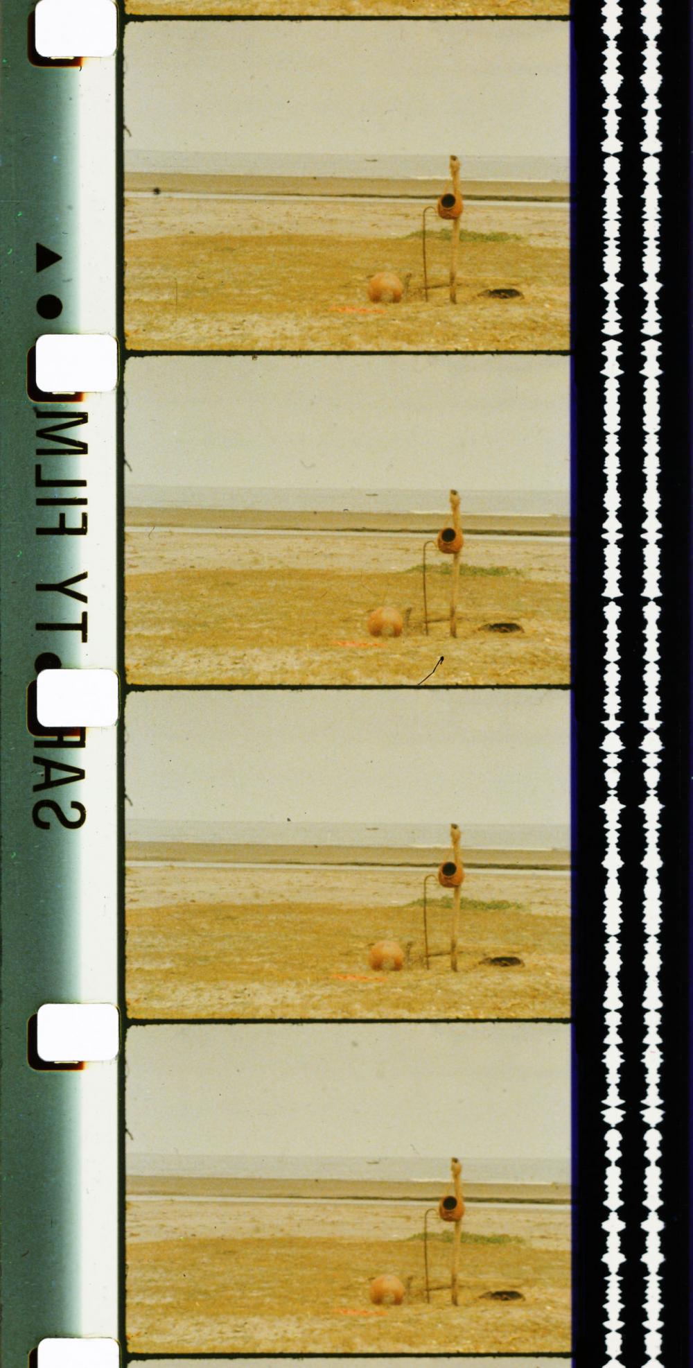 L\'Eau Ganga, 1985, Film 16 mm couleur, sonore, 2 h 33 min © Viswanadhan© Adagp, Paris© Centre Pompidou, MNAM-CCI/Service de la documentation photographique du MNAM/Dist. RMN-GP 