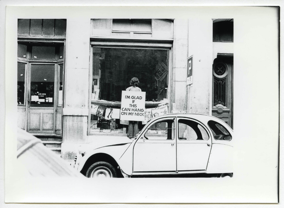 Performance Endre Tót, 11 juin 1976, devant la Galerie Ecart, 6 Rue Plantamour© Archives Ecart